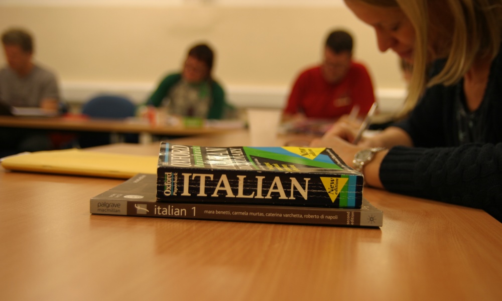 Italian dictionaries and learners in an Italian class
