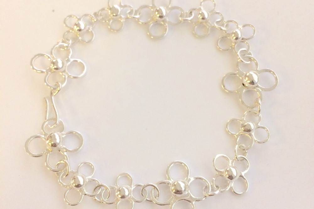 Silver daisy necklace